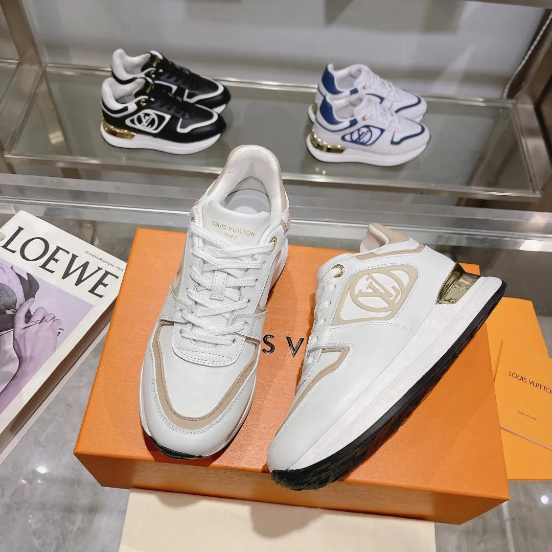 👟👟Ex-factory price 640👟👟 🔥🔥🔥LOUIS VUITTON 2025 couples models are now on the official website of Louis Vuitton, this Neo Run Away sneakers are inspired by running shoes, incorporating LV's iconic must-have shoes into the trend. This version is a 1:1 replica of the original version, made of LV denim and calfskin, highlighting its simple lines and unique wedge outsole. The main details include the LV initials on the side and the engraved gold heel stabilizer on the back plus a hidden insole. 2cm. Sizes 35-42, 39-46. Full package, high version. Welcome new and old customers to inquire.